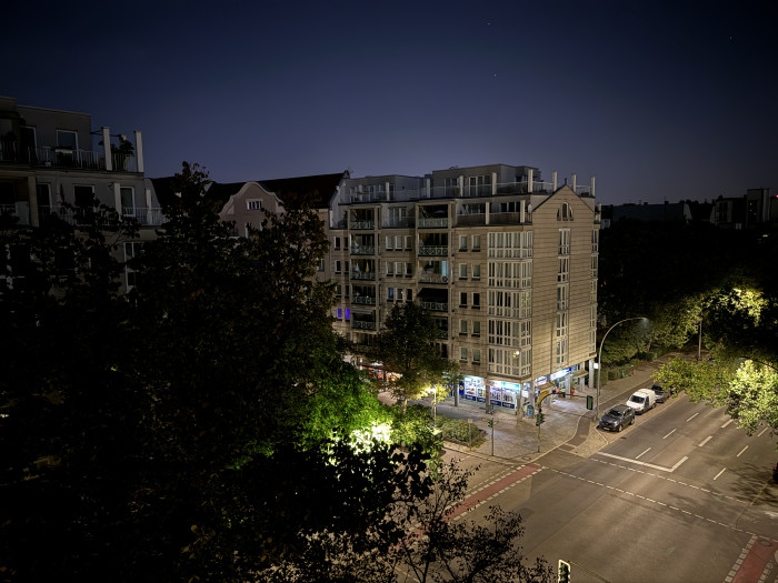 Der Nachtmodus des iPhone 15 Pro funktioniert sowohl mit der Hauptkamera als auch mit der ...